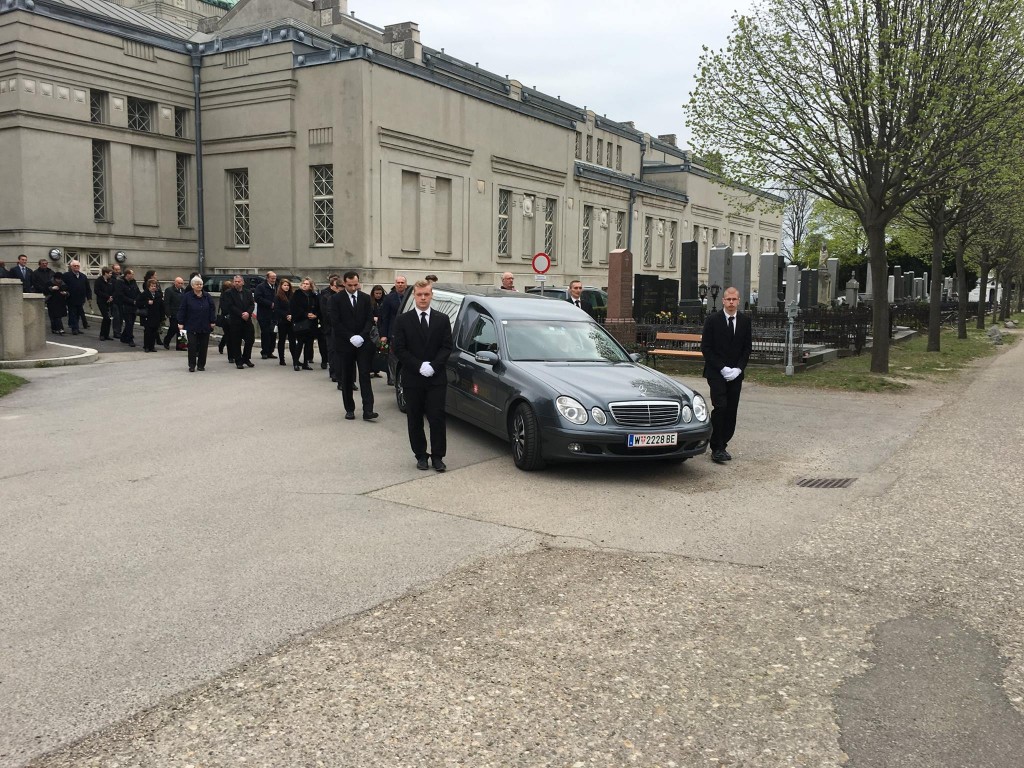 Naše usluge:  -Međunarodni prevoz pokojnika  -Prevoz pokojnika u zemlji i inostranstvu  -Transport pokojnika  -Kompletna dokumentacija za prevoz  -Pomažemo u ostvarivanju udovičke penzije u PVA  - preuzimanje umrle osobe iz stana / kuće / bolnice (Wien und umgebung NÖ, Burgenland)  - kompletna organizacija sahrane / pogreba u Beču